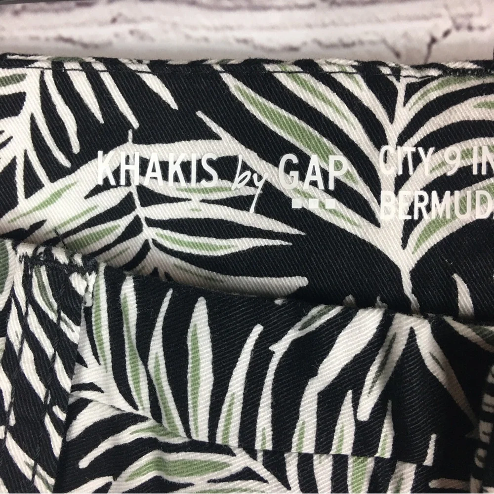 GAP Khaki Tropical Print Bermuda Shorts Womens 8 Black White Palm Leaf
